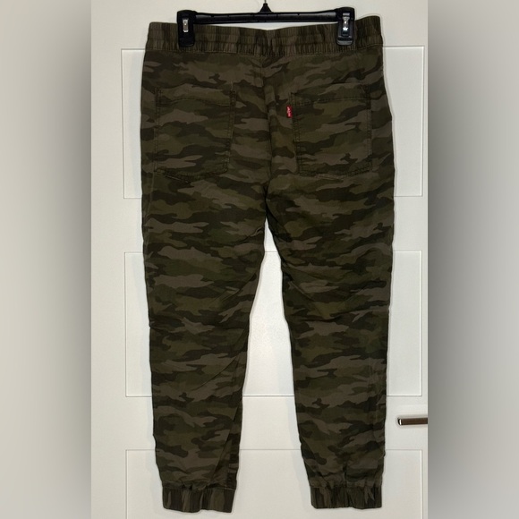 BUNDLE 4/$12💥
Ladies Levi’s camo joggers. Medium. - Picture 2 of 2